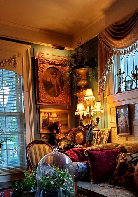 Victorian Autumn Decor, Victorian Inspired Living Room, 20s Home Decor, Gothic Victorian Living Room, Victorian Boho Decor, Eccentric Interior Design, Maximalist Cottage, Dining Decor Ideas, 1800s Decor