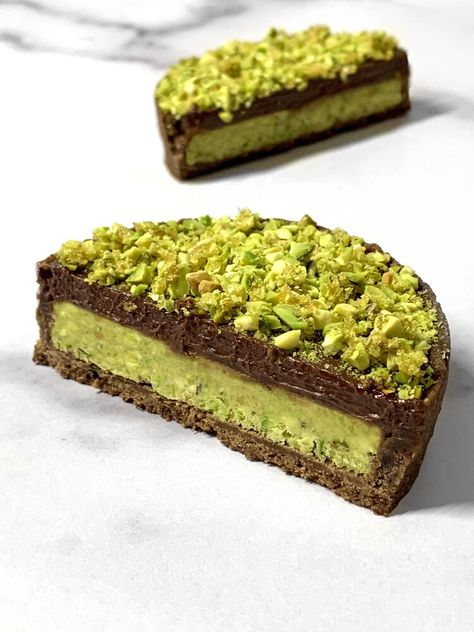 Mini Chocolate Pistachio Tarts — TBLSPOON Chocolate Pistachio Tart, Pastry Chef Recipes, Pistachio Tart Recipes, Pistachio Caramel, Pistachio Ganache, Cookie Tart, Pistachio Chocolate, Pistachio Dessert, Patisserie Fine