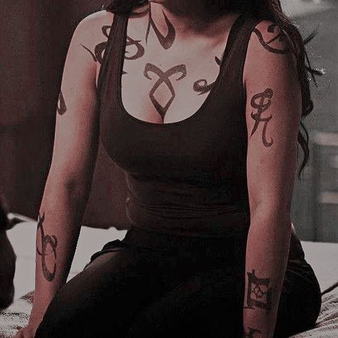 Izzy Lightwood, Isabelle Lightwood, Fairy Queen, Poster Room, Halloween 2023, Halloween Inspo, Shadow Hunters, Summer Fashion Outfits, Shadowhunters