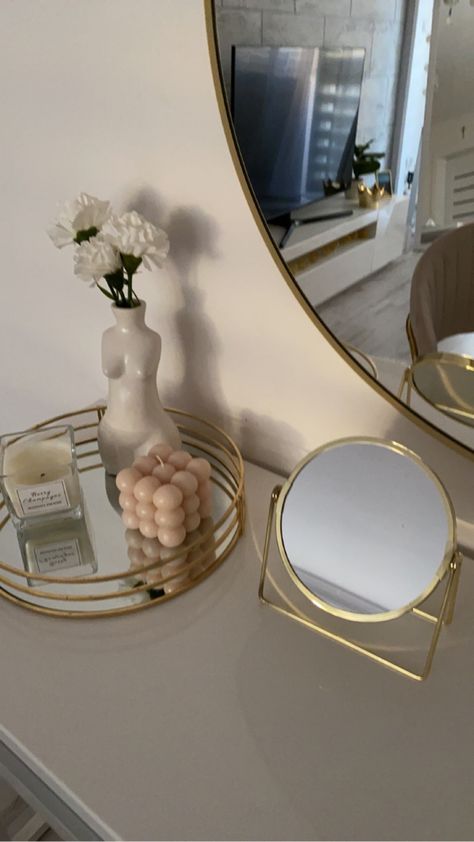 Beige And Gold Bedroom, Stand Mirror, Simple Bed Designs, Gold Bedroom Decor, Gold Rooms, Beauty Room Decor, Mirror Round, Gold Bedroom, Table Mirror