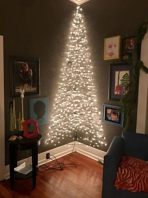 Christmas Wall Decor Diy, Diy Christmas Wall, Big Christmas Tree, Christmas Decorations Apartment, Wall Christmas Tree, Christmas Apartment, Easy Diy Decor, Classic Christmas Tree, Alternative Christmas Tree