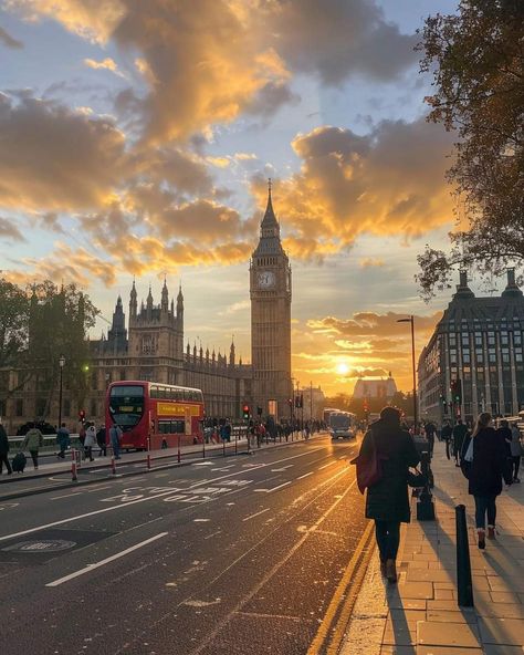 Travel To London Aesthetic, England Vibes Aesthetic, Uk Vision Board, Dream Life London, Autumn Aesthetic London, Autumn In London Aesthetic, London Countryside Aesthetic, Sunset In London, Uk Trip Aesthetic