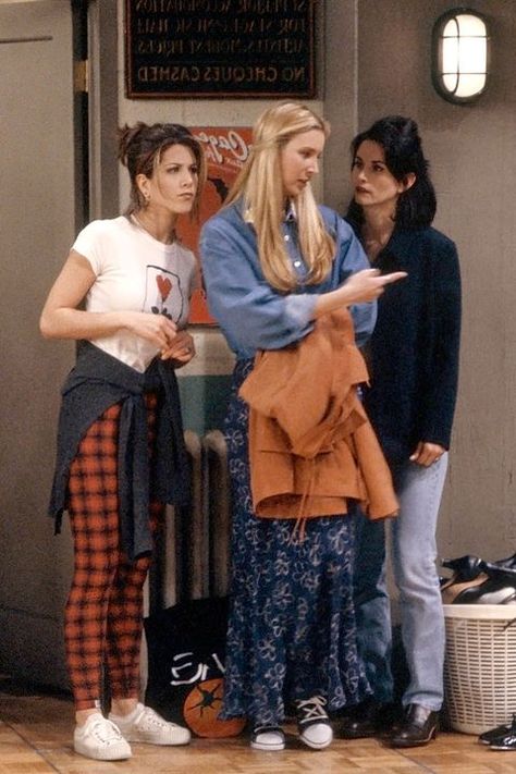 Phoebe Buffay Outfits, Photowall Ideas, Denim Shirt Outfit, Friends Pics, Friends Scenes, Friends Cast, Friends Moments, Halloween Tattoo, Tv Show Outfits