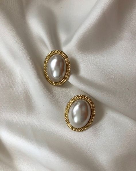 Pearl Earrings Old Money, Old Fashioned Jewellery, Old Jewelry Aesthetic, Old Money Pieces, Old Money Style Accessories, Old Money Assessories, Old Money Aesthetic Accessories, Old Money Style Jewelry, Old Money Earrings Aesthetic