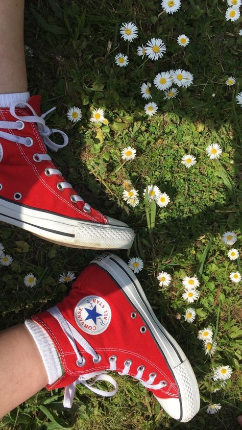 Red Converse Aesthetic, All Star Aesthetic, Red Converse Outfit, Mode Converse, Converse Aesthetic, Style Indie, Red Converse, Outfits With Converse, Foto Vintage