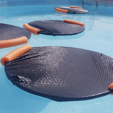 How to make hula hoop pool warmers to heat up your pool naturally this summer! How To Heat Above Ground Pool, How To Heat A Pool, Inflatable Pool Hacks, Inflatable Pool Ideas Backyard Decor, Pool Deck Decorating Ideas Seating Areas, Solar Pool Rings, Diy Pool Heater, Cheap Pool Deck Ideas, Diy Solar Panels