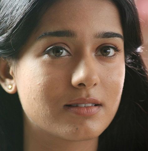 9 Pictures of Amrita Rao with and without Makeup Gwen Stefani Without Makeup, Tighten Skin On Face, M F Hussain, Shyam Benegal, Main Hoon Na, With And Without Makeup, Amrita Rao, Celebs Without Makeup, Tighten Skin