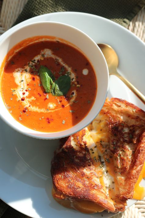 How to Make The Best Roasted Tomato Soup - CookWithCi Soups Aesthetic, Best Roasted Tomato Soup, Tomatoe Soup, Roasted Tomato Soup Recipe, Tomato Soup Recipe, Roasted Tomato Soup, Summer Drink Recipes, Rachel Ray, Fried Chicken Sandwich