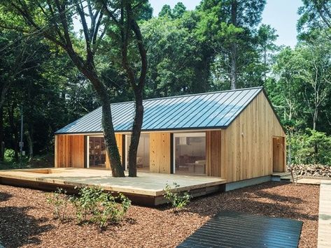 Muji Home, Wooden Terrace, Storey Homes, Timber House, Open Layout, Cabin In The Woods, Japanese House, Wooden House, Barn House