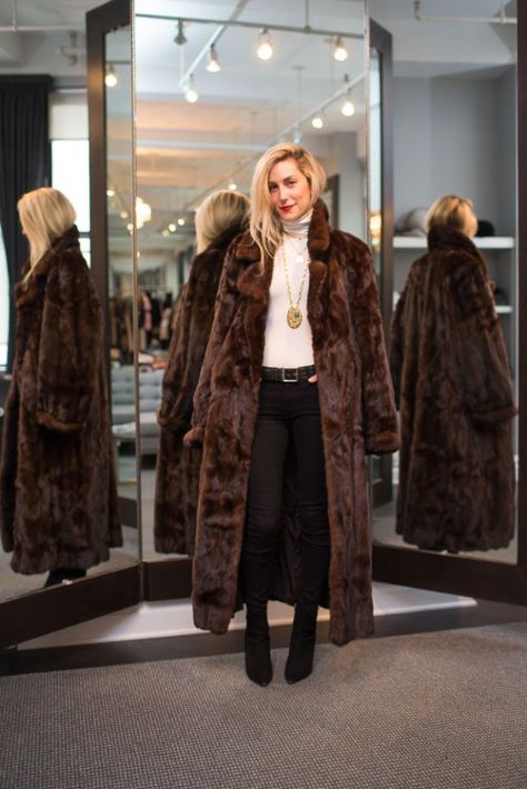 Mink Coats Outfit, Brown Fur Coat Outfit, Outfits With Fur Coats, Fur Coat Street Style, Fur Coat Outfits, Mink Fur Coat Women, Lambskin Coat, Brown Fur Coat, Fur Coat Outfit