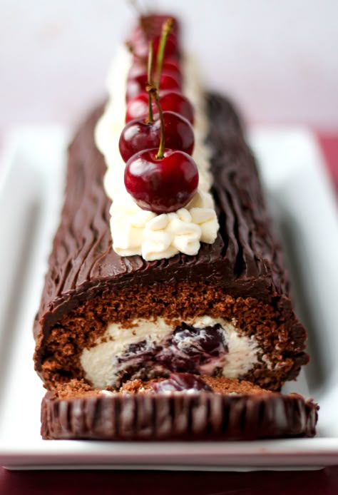 Swiss Roll Cakes, Chocolate Roll Cake, Swiss Rolls, Roll Cakes, Cake Roll Recipes, Log Cake, Cake Rolls, Black Forest Cake, Forest Cake