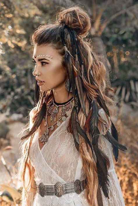 60+ Best Bohemian Hairstyles That Turn Heads Stile Hippie Chic, Boho Chic Hairstyles, Beyonce Hair, Boho Hairstyle, Mode Hippie, Boho Inspiration, Estilo Hippie, Bohemian Hairstyles, Athletic Hairstyles