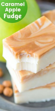 One of the best fall treats - homemade caramel apple fudge! This fudge reminds me of those green caramel apple suckers! Make easy fudge with marshmallows and white chocolate chip. Add in apple cider drink mix to get that caramel apple flavor! #fudge #caramelapplefudge #caramelapple #fudge Caramel Apple Fudge, Apple Fudge, Caramel Apple Suckers, Bolo Red Velvet Receita, Homemade Caramel Apple, Caramel Apples Homemade, Homemade Fudge Recipes, How To Make Caramel, Fudge Recipes Easy