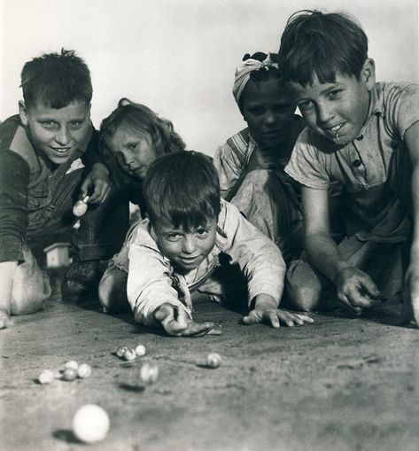 Children Playing Marbles, Missouri, 1940s Circus Strongman, Foto Sport, Kids Computer, Children Playing, Foto Vintage, Boys Playing, Photo Vintage, Jolie Photo, 인물 사진