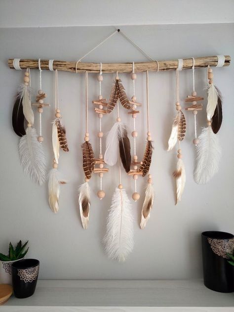 This wall decor with feathers is true artistry. I really like this wall hanging for its natural feel and boho spirit its brings along. It is simple and beautiful. This dorm room decor will remind you of the simple things that made you happy when you were a child. You will remember visits to the Native American Wall Art, Feather Mobile, Feather Garland, Boho Style Interior, Nursery Deco, Native American Decor, Feather Wall Hanging, Feather Wall Art, Cool Baby