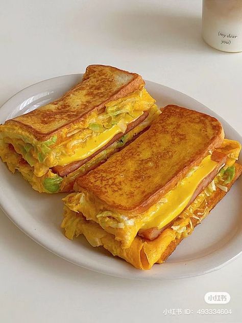 toast bread with cheese and eggs with blended avocado Healthy Food Inspiration, Resep Diet, Food Babe, Makanan Diet, Food Therapy, Yummy Comfort Food, Healthy Food Motivation, Healthy Lifestyle Food, Think Food