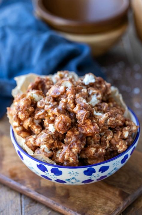 This easy Cinnamon Bun Popcorn recipe is a chewy/crisp popcorn covered in a rich, buttery, cinnamon sugar glaze. Always a hit at dessert or snack time! Gourmet Popcorn Recipes, Flavored Popcorn Recipes, Popcorn Recipes Sweet, Popcorn Recipes Easy, Popcorn Treats, Popcorn Recipe, Popcorn Bar, Snack Mix Recipes, Flavored Popcorn