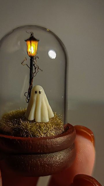 Cloche Decor Halloween, Diarama Ideas Halloween, Diy Halloween Snow Globe, Miniature Halloween Scenes, Halloween Diaroma, Ghost Diorama, Halloween Cloche Ideas, Halloween Miniatures Diy, Halloween Crafts For Adults Diy