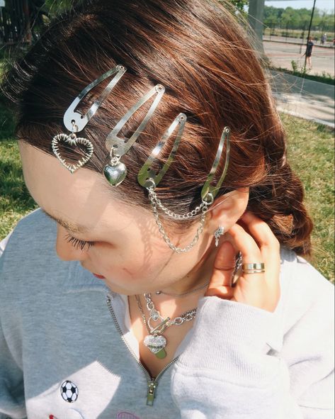 Hairstyle idea, silver clips, snap clips hair inspo Metal Hair Clasp, Silver Hairclips Hairstyle, Hair Clip Silver, Hair Accessory Hairstyles, Chainmail Hair Clips, Silver Clips In Hair, Dangly Hair Clips, Hair Clips With Charms, Hair Jewelry Hairstyles