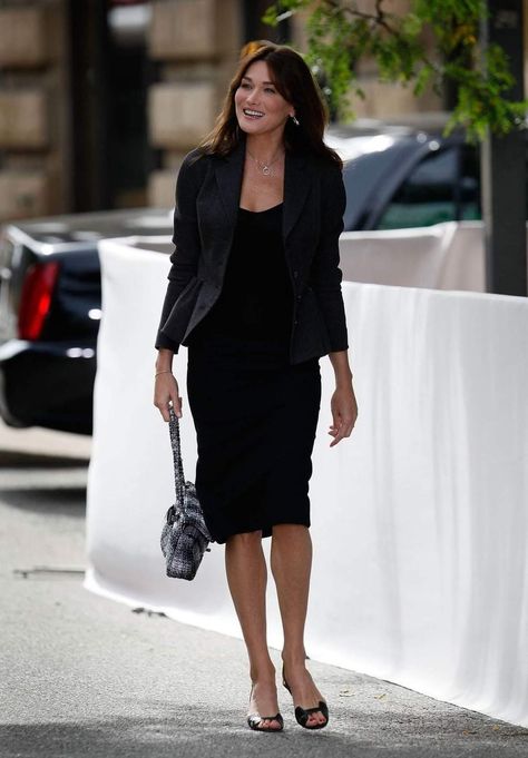 Carla Bruni Style, Elegant Work Outfits, Professional Work Outfit, French Women Style, Parisian Chic Style, Parisian Women, Carla Bruni, Professional Attire, French Women