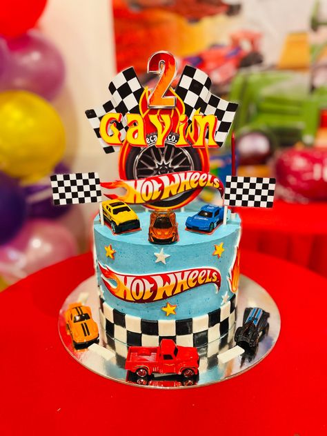 Hot Wheels Cake And Cupcakes, Hotweels Birthday Ideas Cake, How Wheels Cake, Hot Wheels Number Cake, Hot Wheels 3rd Birthday Cake, Hot Wheels Themed Cake, Hot Wheels Buttercream Cake, Hot Wheels Smash Cake, Hot Wheels Sheet Cake