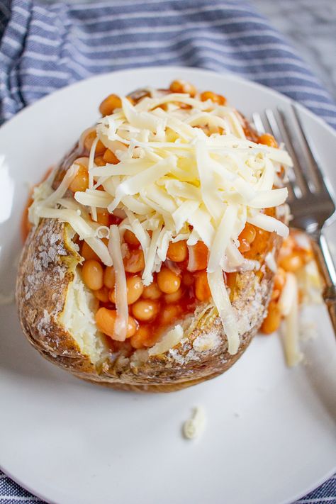 Jacket Potatoes with Beans | This classic British meal is an easy to prepare dinner. Jacket Potato And Beans, Jacket Potato Recipe, Jacket Potatoes, British Cooking, Resep Salad, Potato Dinner, Jacket Potato, English Food, British Food