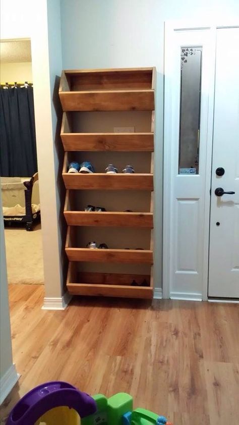 Små Rum Lidt Plads, Pallet Shoe Rack, Shoe Storage Small Space, Diy Shoe Storage, Diy Shoe Rack, Diy Shoe, Diy Casa, Laundry Mud Room, Pallet Ideas