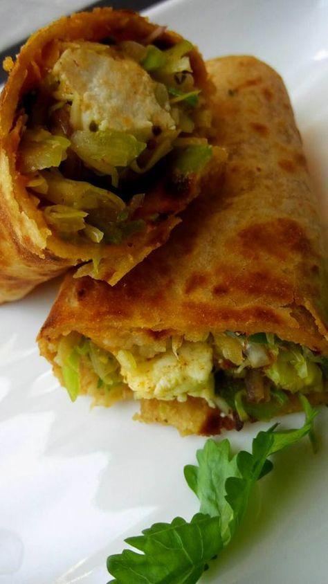 Paneer contains antioxidant properties and helps in weight loss. Here is a special street food recipe of Paneer - Vegetable Paneer Frankie. Paneer Frankie, Tiffin Recipes, Frankie Recipe, Street Food Recipe, Tiffin Recipe, Today Morning, Green Chutney, Chaat Masala, Believe Me