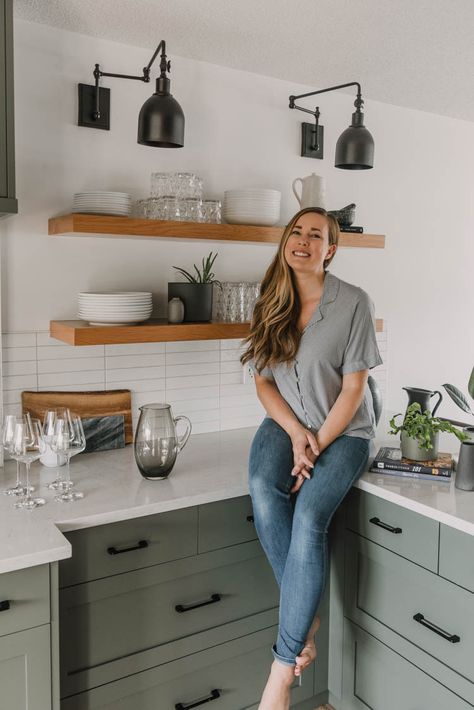 If you love the trend of open shelves in the kitchen but don’t know how to make them look amazing while still being totally functional, this is for you! I’m talking through tips I use to style my open shelving (and my last kitchen open shelves) to be beautiful but also work really hard for our busy family of 6. #Shelves #KitchenShelves #OpenShelving #ShelfStyling #KitchenDesign Kitchen Open Shelf, Kitchen Open Shelves, Shelves Kitchen, Kabinet Dapur, Open Kitchen Shelves, Camper Decor, Green Kitchen, Open Shelves, Decor Minimalist