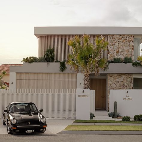 DECO Australia on Instagram: “The Palms 🌴 Featuring DecoBatten 40x40 mm finished DecoWood Curly Birch. 📸 @brockbeazleyphotography @jgbuildingprojects…” Modern Queenslander, Two Storey House Plans, House Outer Design, Front Fence, House Template, Two Storey House, Modern Exterior House Designs, House Construction Plan, Modern Beach House