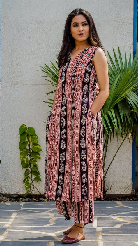 Dress Indian Style Simple Kurti Latest, Sleeveless Kurti Designs, Sleeveless Kurti, Bagh Print, Unique Sarees, Printed Kurti Designs, Simple Kurta, Kurtis Design, Casual Kurti