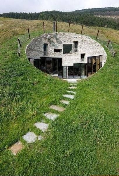 House dugout Case Sotterranee, Therme Vals, Underground Homes, Passive Solar, Unusual Homes, Earthship, House Inside, Unique Houses, Design Exterior