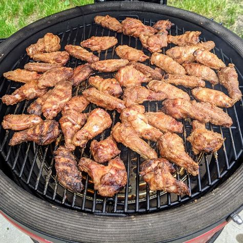 Chriss-Kamado-Joe-Buffalo-Wings Kamado Recipes, Kamado Joe Recipes, Kamado Grill Recipes, Buffalo Wings Recipe, Kamado Bbq, Cooking Chicken Wings, Wings Recipe Buffalo, Wing Recipe, Grilled Wings