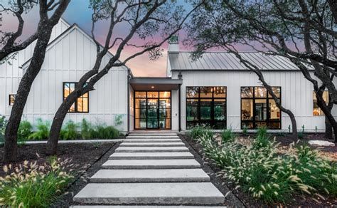 Hawaiian Farmhouse, Roof Ideas, Farmhouse Exterior Design, Farmhouse Architecture, Century Farmhouse, Farmhouse Landscaping, Modern Barn House, Farmhouse Windows, Farmhouse Garden