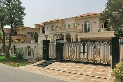 NG Guest House2 in Lahore, Pakistan Big Houses Exterior, New Cairo City, Pakistan Home, Cairo City, Millionaire Homes, New Cairo, Army Room Decor, Huge Houses, House Facade