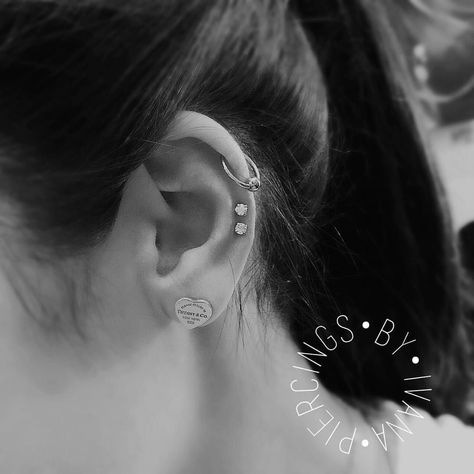 Double Mid Cartilage Piercing, Double Mid Helix Piercing, Mid Helix Piercing Ideas, Mid Helix Piercing, Helix Piercing Ideas, Top Ear Piercing, Earrings Piercings, Pretty Piercings, Dragon Ear Cuffs