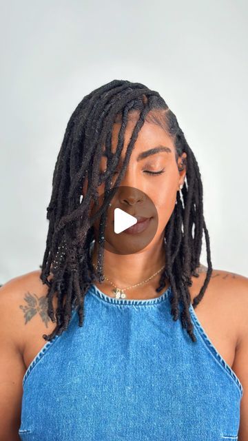 Maiya Pilar on Instagram: "Finally! 🙌🏾

Honestly, I could have gone for longer but 6 months was a really good run! What’s the longest you’ve gone in between retwists?🤔

I make sure to implement a few things in the mean time in between time-
1. I ALWAYS pop my locs/separate my roots after every shampoo AND in between shampoos as well when I hydrate my roots & locs (which leads me to # 2👇🏾).
2. I hydrate 💦 my roots & locs regularly with rose water, a light leave-in condish & good quality oils so that I can reduce breakage where my new growth & locs meet.
3. Even though I style my locs for content purposes, I’m super low maintenance irl & I don’t typically wear my locs in extravagant styles. This helps to cut down on unnecessary tension & breakage.
4. I ALWAYS sleep with my locs covered Loc Length Chart, 4 Months Locs, Locs Cut In A Bob, Locs Side Part, Low Density Locs, Low Tension Loc Styles, Loc Count, Head Dresses, Beautiful Locs