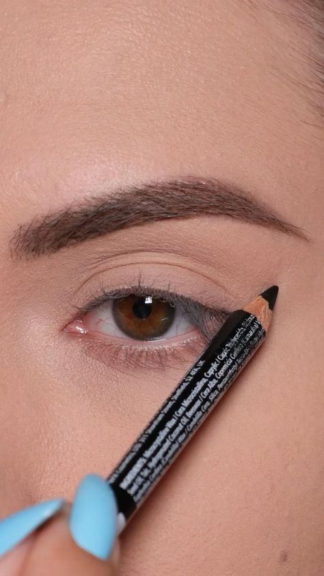 Teknik Makeup, Tutorial Eyeliner, Winged Eyeliner Tutorial, Video Makeup, Beginners Eye Makeup, Purple Eye Makeup, Eyebrow Makeup Tips, Eye Makeup Techniques, Eye Makeup Pictures