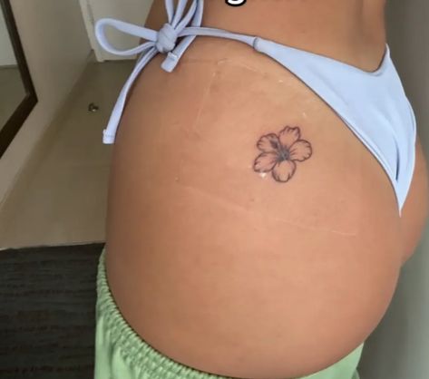 Cute Full Back Tattoos For Women, Basic Tattoos, Small Girly Tattoos, Hibiscus Tattoo, Ankle Tattoos, Tattoo Board, Small Pretty Tattoos, Petite Tattoos, Tattoos For Black Skin