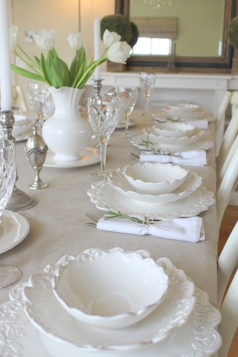 Tafel Decor, Smart Tiles, Thanksgiving Table Settings, Beautiful Table Settings, White Dishes, White Cottage, Pretty Tables, Beautiful Dishes, Thanksgiving Table