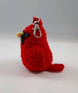 Crochet Winter Craft Fair Ideas, Crochet Red Cardinal Free Pattern, Cardinal Knitting Pattern, Crocheted Cardinal Free Pattern, Crochet Red Bird Pattern Free, Free Crochet Cardinal Pattern, Cardinal Amigurumi Free Pattern, Crochet Bird Keychain, Key Ring Crochet Free Pattern