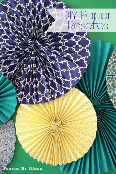 Step by step tutorial for making paper rosettes. So cute for parties or for wall decorations in kids' rooms! Inexpensive Wall Art, Driven By Decor, Paper Rosettes, Fleurs Diy, Diy Simple, Make Paper, Paper Fans, Paper Roses, Diy Party Decorations