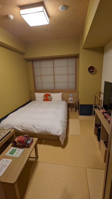 Simple japanese bedroom Japanese Room Minimalist, Room Ideas Japanese Style, Small Japanese Bedroom, Japanese Bedroom Ideas Small Spaces, Japanese Kids Room, Bedroom With Books, Japanese Room Aesthetic, Japanese Bedroom Aesthetic, Japan Bedroom