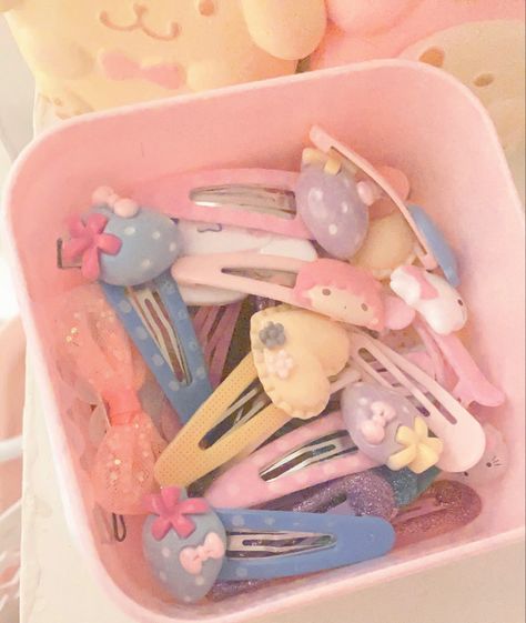 Sanrio Aesthetic Stuff, Cute Sanrio Accessories, Cute Core Jewelry, Kawaiicore Accessories, Cutecore Accessories, Kawaii Hair Clips, Sanrio Accessories, Hello Kit, Cute Core