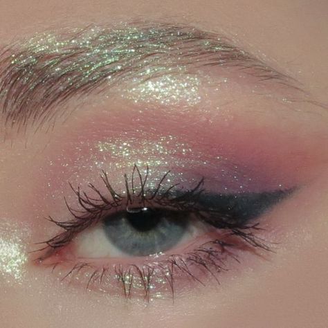 Frozen Makeup Look, Glittery Eyeshadow Looks, Sparkly Eye Makeup, Cream Eyeshadow Stick, Prom 23, Glittery Eyeshadow, Sparkly Eyeshadow, Concert Makeup, Shimmer Eye Makeup