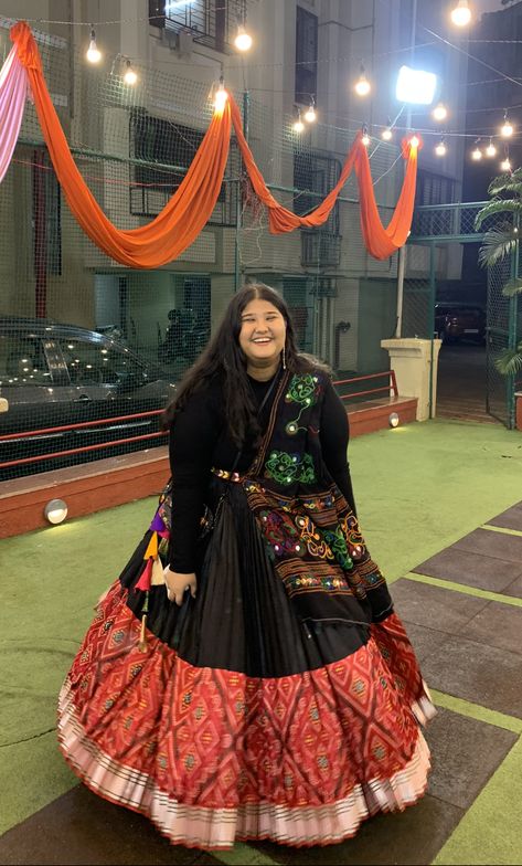 #navaratri #ghagra #garba #plussizefashion #plussizeoutfits #plussize #ghagracholi #dupatta #aesthetic #fashion #style #curvy #curvygirl #explore #ethnic #pinterest #pinterestinspired #explorepage #india Indian Plus Size Fashion, Plus Size Desi Outfits, Dupatta Aesthetic, Garba Poses, Garba Aesthetic, Traditional Poses, Garba Outfit, Desi Vibes, Desi Aesthetic