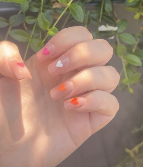 pink/beige nails with hearts in the lesbian pride flag colours Masc Lesbian Nails Ideas, Lesbian Flag Nail Art, Pride Nails Lesbian Flag, Lesbian Pride Nails Designs, Lesbian Flag Nails Design, Lesbian Acrylics, Lesbian Nail Designs, Lesbian Pride Nails Short, Lesbian Color Nails