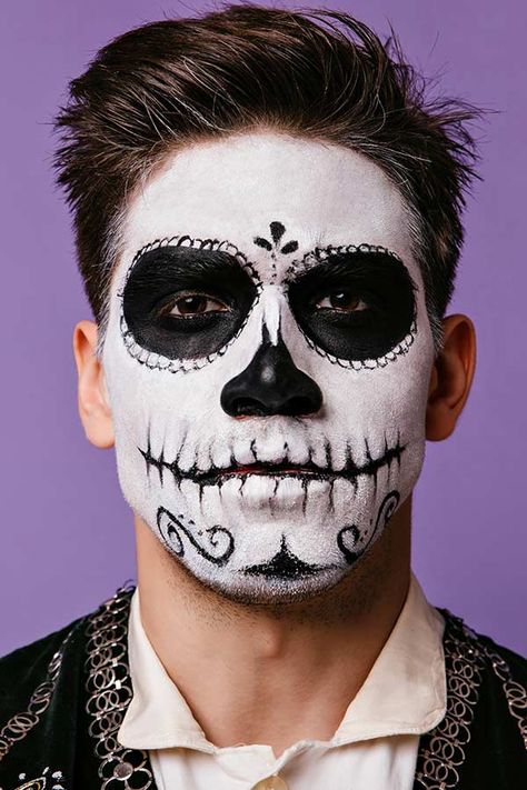 Day Of The Dead Person #dayofthedead #halloween #halloweenmakeup #halloweenmakeupmen If you’re a cool guy and seeking some simple and easy ideas for your Halloween makeup, we have them all here. We gathered such trendy and scary DIY looks as a zombie, clown, skeleton, half face, demon, vampire, Blue Beard and, of course, Joker. #menshaircuts #menshairstyles Hallowen Schminke, Guys Halloween Makeup, Mens Halloween Makeup, Halloween Makeup Sugar Skull, Halloween Makeup Look, Halloween Make-up Looks, Dead Makeup, Den Mrtvých, Cute Halloween Makeup