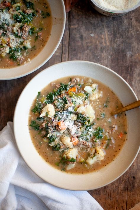 Cozy up with a yummy bowl of beef and kale soup this season! It's sure to warm your soul while still helping you meet your fitness goals. Enjoy! Gluten Free Baguette, Pork Ragu, Cooking With White Wine, Healthy Beef, Kale Soup, Soup Season, Veggie Soup, Cooking Wine, Bowl Of Soup