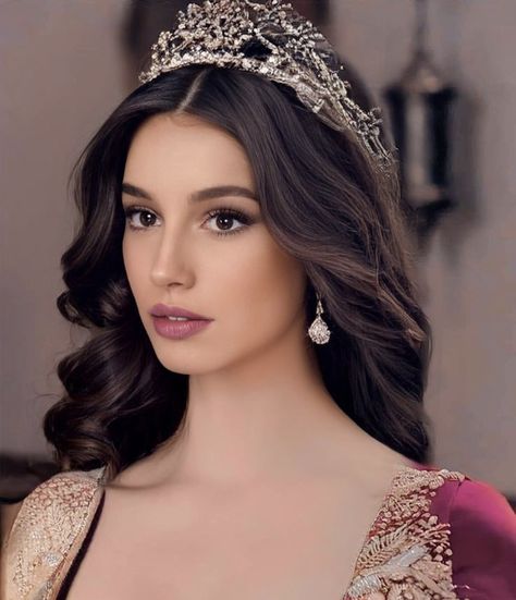 Queen Makeup Looks Royal, Queen Makeup Royal, Tudor Dress Up, Beautiful Haircuts, Queen Aesthetic, Queen Makeup, Quince Hairstyles, Queen Photos, Fancy Wedding Dresses